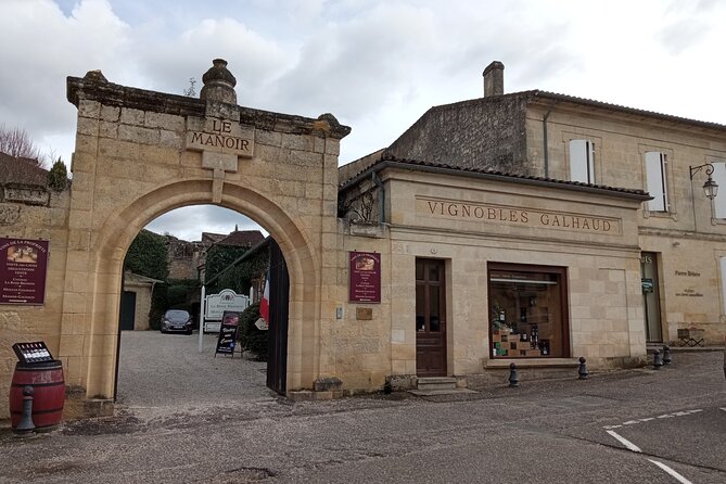 St Emilion Quest Experience: Footsteps of Isaac Newton - Exploring Saint-Émilion