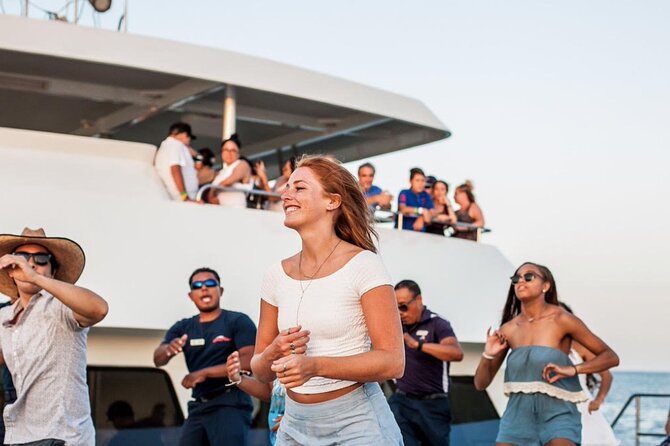Sunset Dinner Cruise in Los Cabos - What to Expect