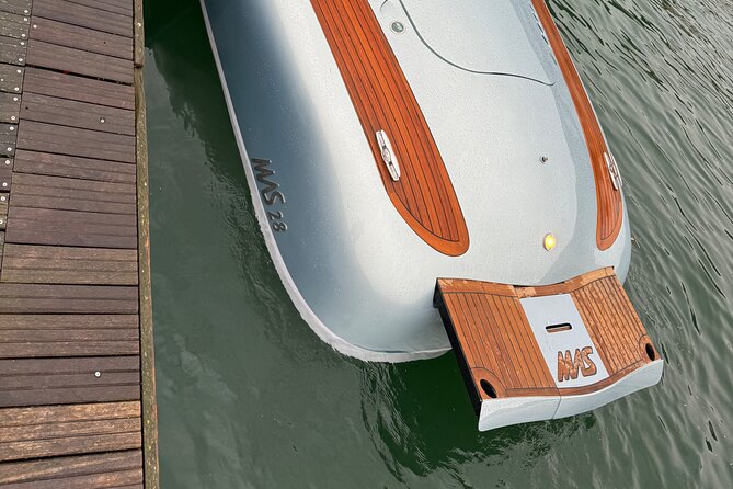 1 Hour by Classic Speedboat on Lake Como - Sights and Highlights