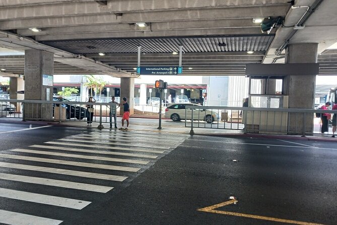 Airport Shuttle - HNL Airport to Waikiki - Seamless Airport to Hotel Transfer