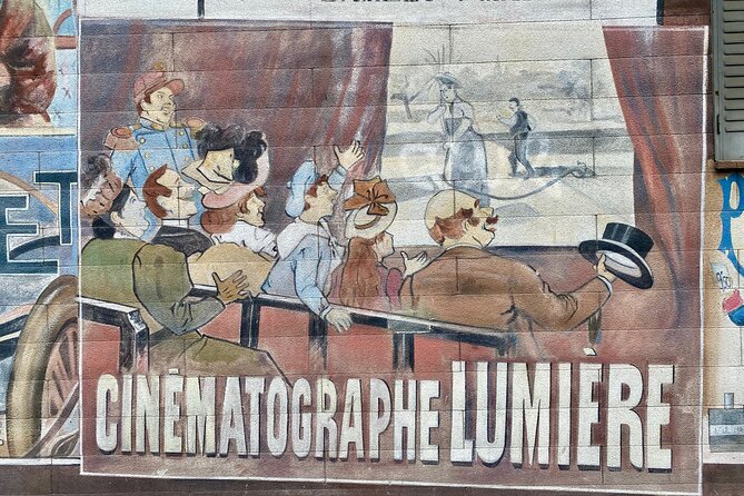 Audio-Guided Tour of the United States Quarter and Painted Walls - Local Attractions Nearby