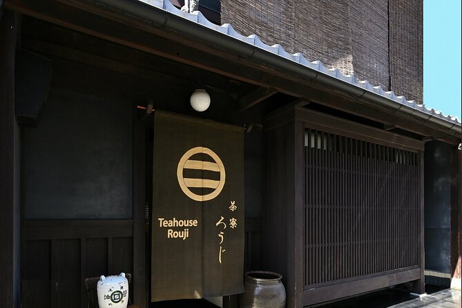 Experience a Tea Ceremony in an Authentic Tearoom, in Kyoto! - Communicating With the Hosts