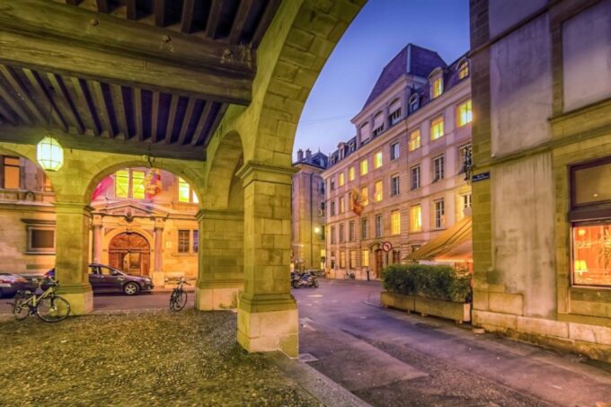 Geneva Old Town: Walking In App Audio Tour (ENG) - Historical Landmarks