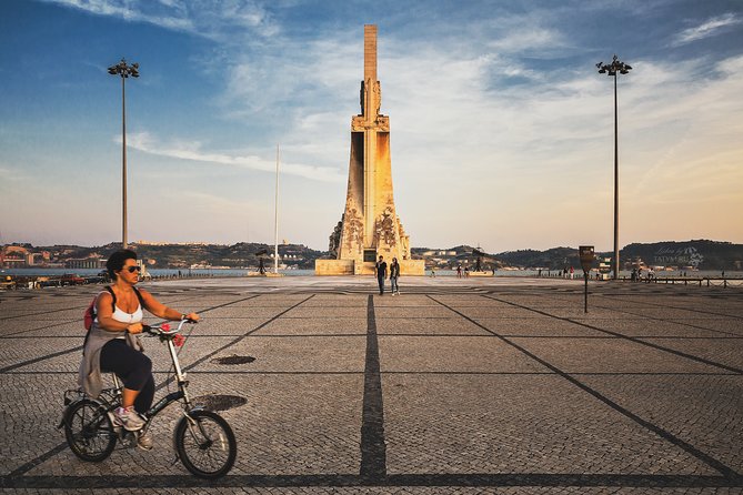 Lisbon Night Tour With Fado Show and 3-Course Portuguese Dinner - Delectable Portuguese Dinner