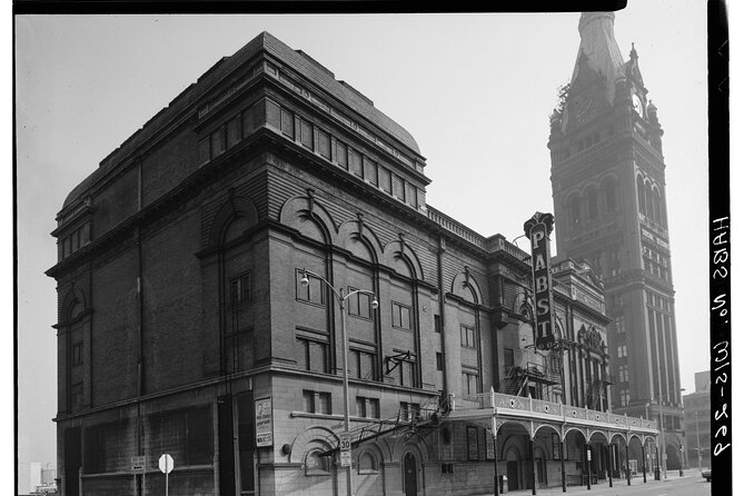 Milwaukee Downtown Ghost Tour - The Shadow of City Hall - Exploring the Haunted Landmarks
