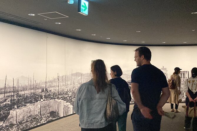 Private Half-day Hiroshima Peace Tour and River Cruise - Experiencing the Virtual Reality Goggles