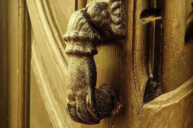 The Secret Valencia: Mysteries, Legends and Curiosities - Navigating Valencias Enchanted Alleys
