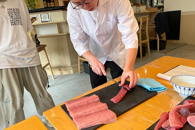 Toyosu & Tsukiji Market and Making Sushi Workshop Tour - Discovering Tsukiji Market