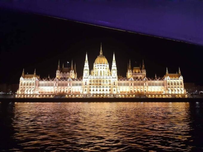 The Only Budapest Boat Cruise With Live Guiding (+Drink) - Tips for a Great Experience