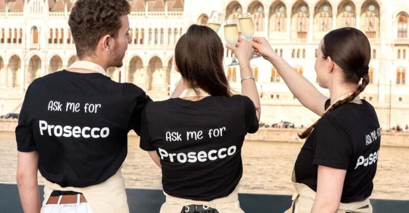 Budapest: Evening Sightseeing Cruise With Unlimited Prosecco - Landmarks and Views
