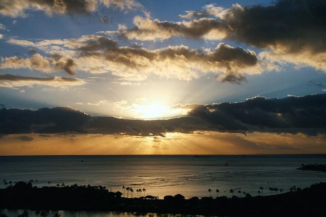 Departure From Beach Resorts to Honolulu Airport HNL - Luxury Car - Overview of the Service