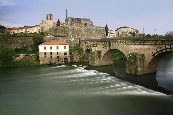 Green Wine Region Tour: Wine Tastings & Lunch - Key Points