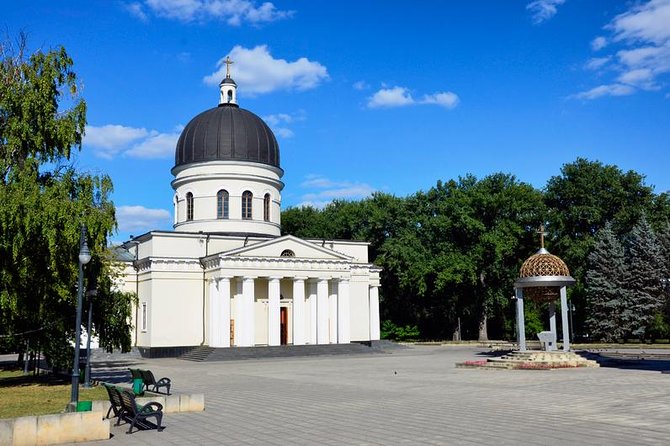 Kiss Me Now - City Tour of Chisinau! - Key Points