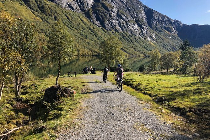 Spectacular E-Bike Trip to the Mountain Pass Over Flow - Key Points