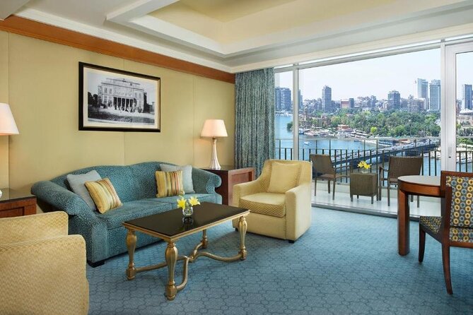 Week End in Cairo for Rich Couple - Key Points