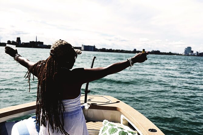 2 Hour Private Guided Luxury Electric Cruise on Detroit River