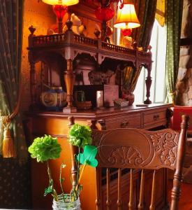 American River Inn - Location and History