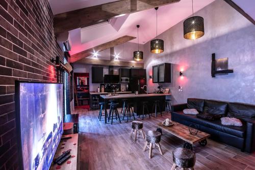 Appart Hotel GLAM88 Suites With SPA and Private Sauna - Location and Nearby Attractions