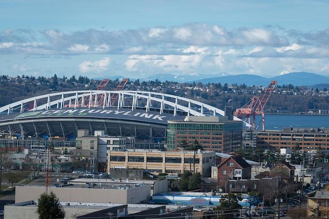 Arrival Private Transfer: Seattle Airport SEA to Seattle in Luxury Car