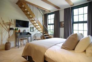 Authentic Farmhouse - The Gilded Unicorn - Hotel Overview