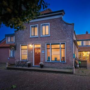 B&B Hotel De Waal - Hotel Overview and Location
