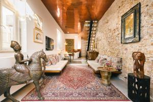 Boutique Hotel Gold And Silver - Location and Accessibility