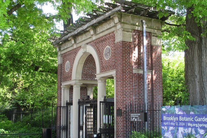Brooklyn Self-Guided Walking Tour and Scavenger Hunt
