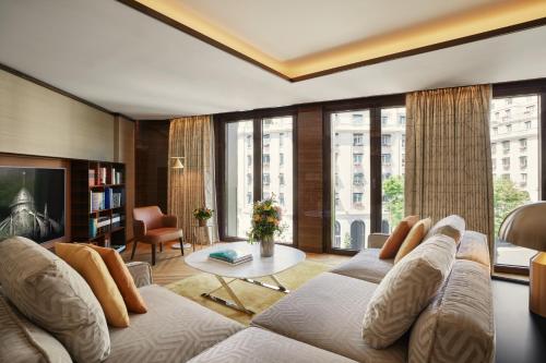 Bulgari Hotel Paris - Location and Accessibility