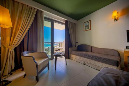 Cefalù Sea Palace - Location and Accessibility