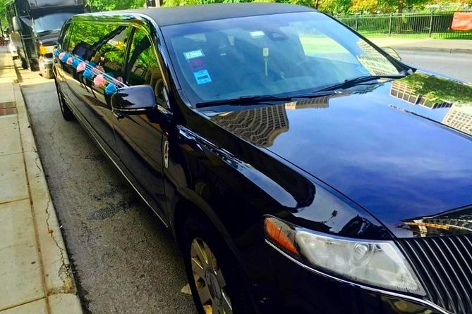 Chicago 2-Hour Sightseeing Transfer by Luxury Stretch Limo