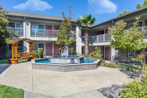 Creekside Inn & Suites - Hotel Overview