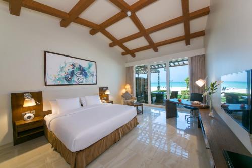 Danat Jebel Dhanna Resort - Picturesque Beachfront Setting