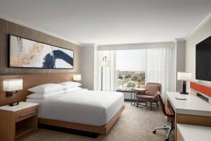 Delta Hotels by Marriott Anaheim Garden Grove - Hotel Location and Surroundings