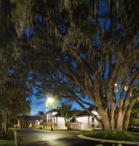 DoubleTree by Hilton Gainesville - Extensive Amenities and Facilities