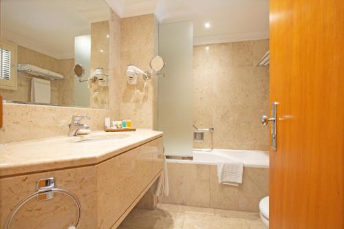 Dubai Marine Beach Resort & Spa - Location and Accessibility