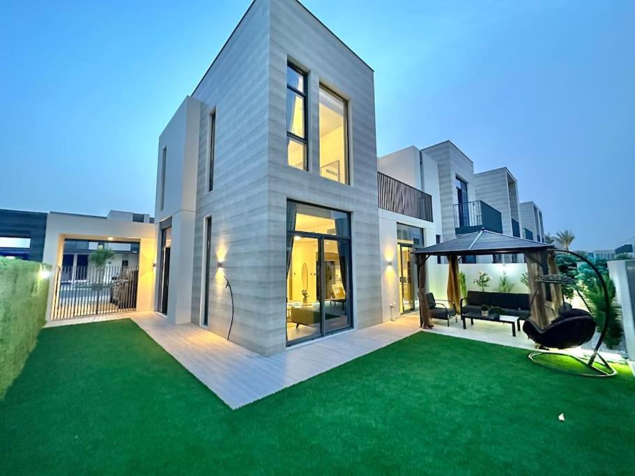 * Dweller * Dubai Family Tranquil Villa Sleeps 8 Review