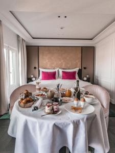 Fauchon L'hotel Paris - Immersive Luxury Experience
