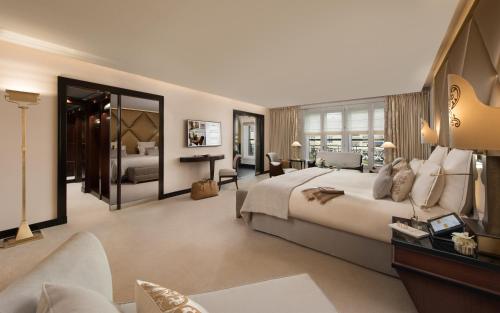Fouquet's Barrière Hotel Paris - Exceptional Location and Accessibility