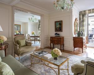 Four Seasons Hotel George V Paris - Exceptional Location and Proximity