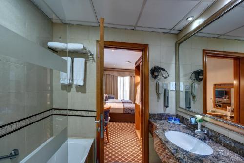 Golden Tulip Hotel Al- Barsha - Location and Accessibility