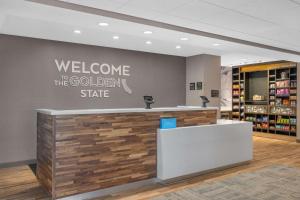 Hampton Inn & Suites Bakersfield Central - Hotel Overview and Location