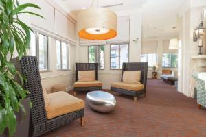 Hilton Garden Inn Palm Springs/Rancho Mirage - Rooms and Amenities Overview