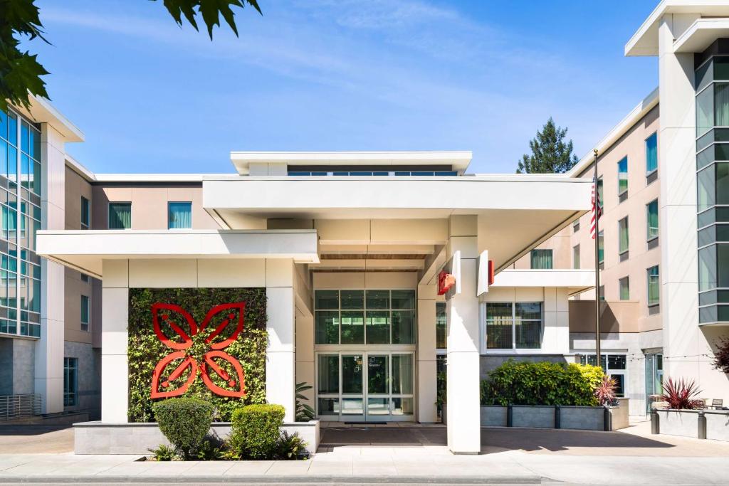 Hilton Garden Inn Palo Alto - Location and Accessibility