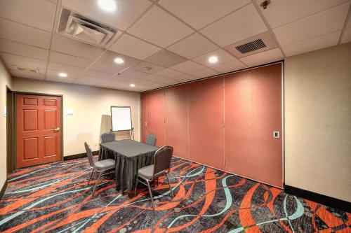 Holiday Inn Express Hotel & Suites Manteca, an IHG Hotel - Hotel Location and Vicinity