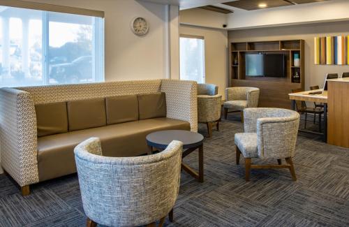 Holiday Inn Express Hotel & Suites Roseville - Galleria Area, an IHG Hotel - Hotel Overview and Location