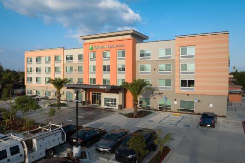 Holiday Inn Express & Suites - Hawaiian Gardens, an IHG Hotel - Location and Distance to Attractions