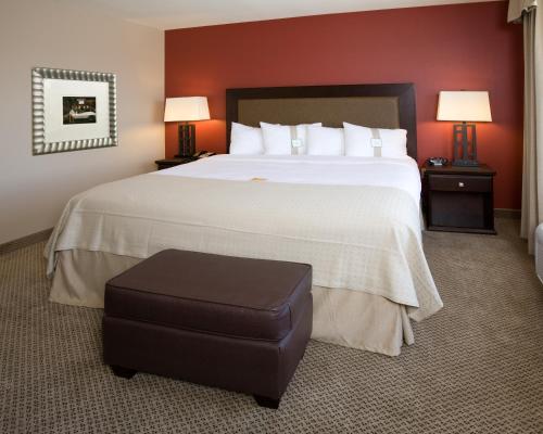 Holiday Inn & Suites Bakersfield, an IHG Hotel - Location and Accessibility
