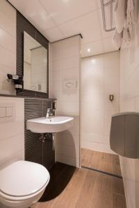 Hotel Amsterdam De Roode Leeuw - Location and Nearby Attractions