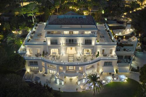 Hotel Cap Estel - Location and Surroundings