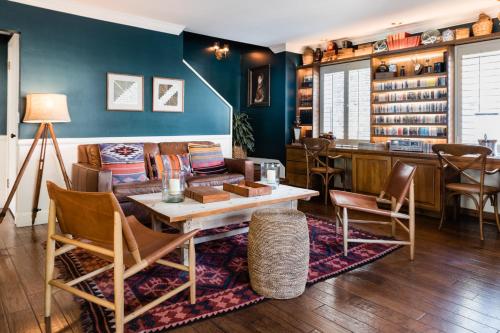Hotel Carmel - Location and Surroundings